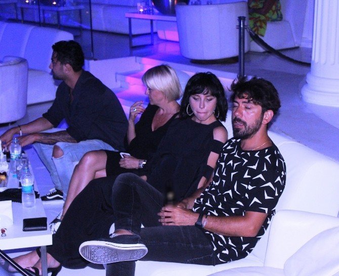 Ünlü Şarkıcı Gülşen Bodrum’da Eşini Yalnız Bırakmadı