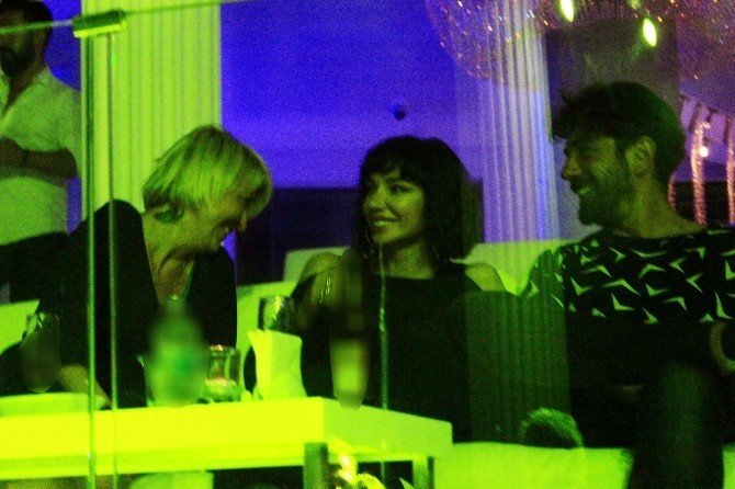 Ünlü Şarkıcı Gülşen Bodrum’da Eşini Yalnız Bırakmadı