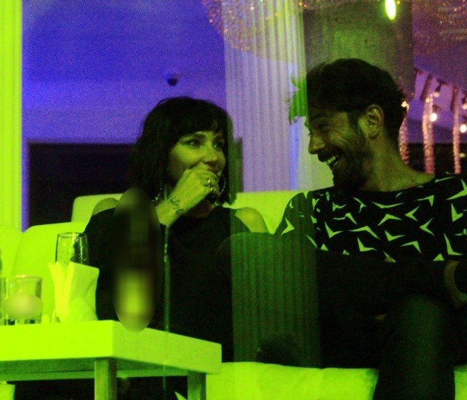 Ünlü Şarkıcı Gülşen Bodrum’da Eşini Yalnız Bırakmadı