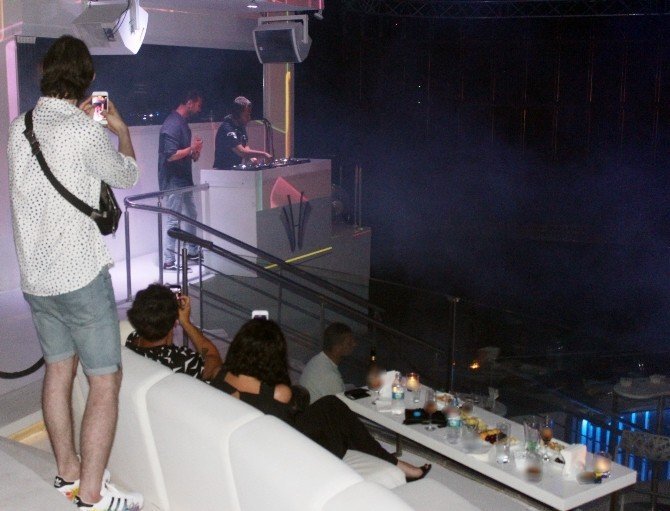 Ünlü Şarkıcı Gülşen Bodrum’da Eşini Yalnız Bırakmadı