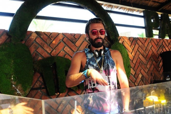 Ünlü stilist DJ kabininden ayrılamıyor