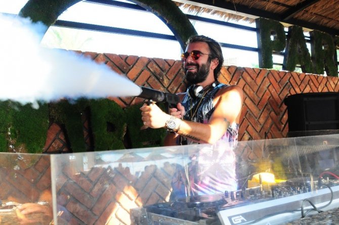 Ünlü stilist DJ kabininden ayrılamıyor