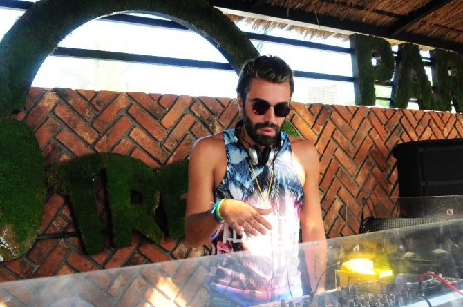 Ünlü stilist DJ kabininden ayrılamıyor