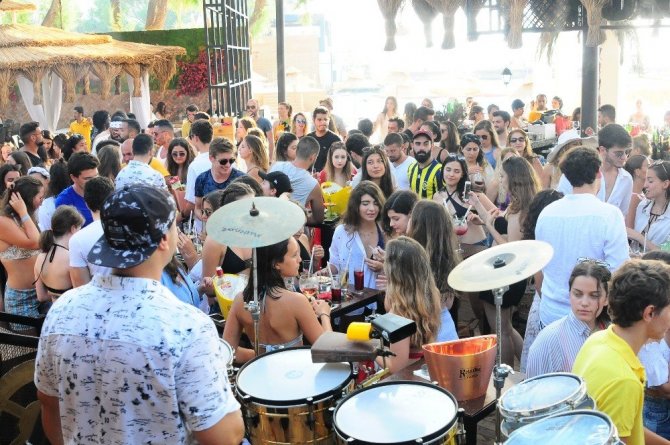 Ünlü stilist DJ kabininden ayrılamıyor