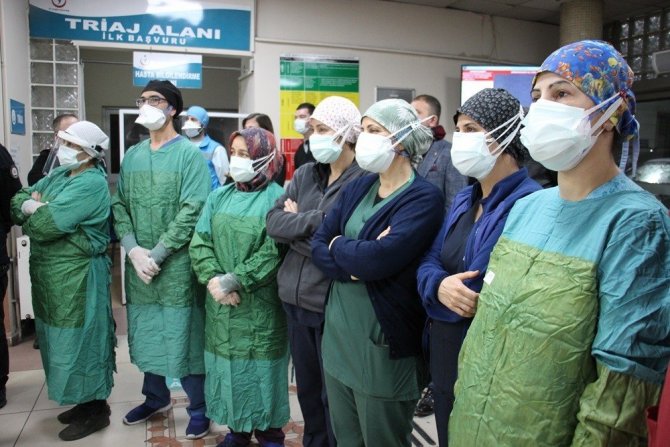 Ünlülerden sağlık çalışanlarına yeni yıl sürprizi