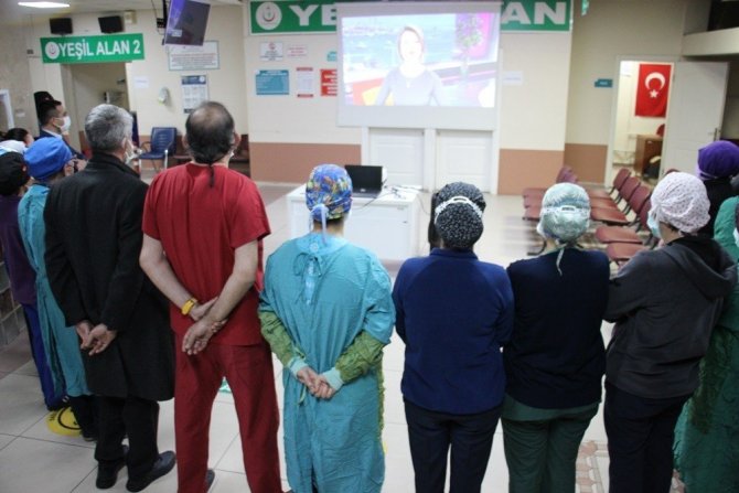 Ünlülerden sağlık çalışanlarına yeni yıl sürprizi