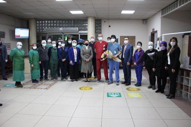Ünlülerden sağlık çalışanlarına yeni yıl sürprizi