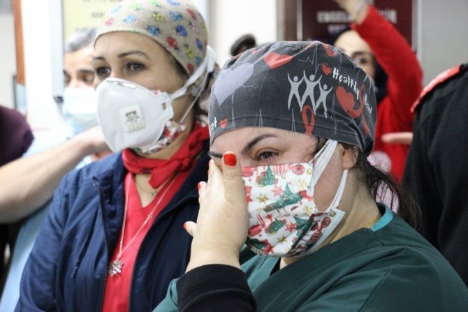 Ünlülerden sağlık çalışanlarına yeni yıl sürprizi