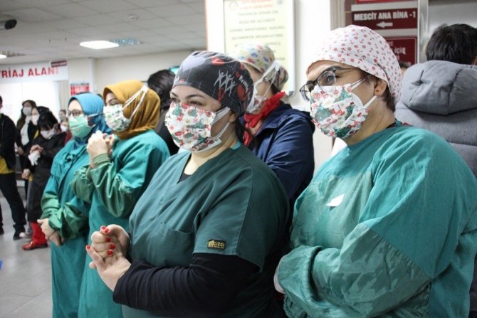 Ünlülerden sağlık çalışanlarına yeni yıl sürprizi
