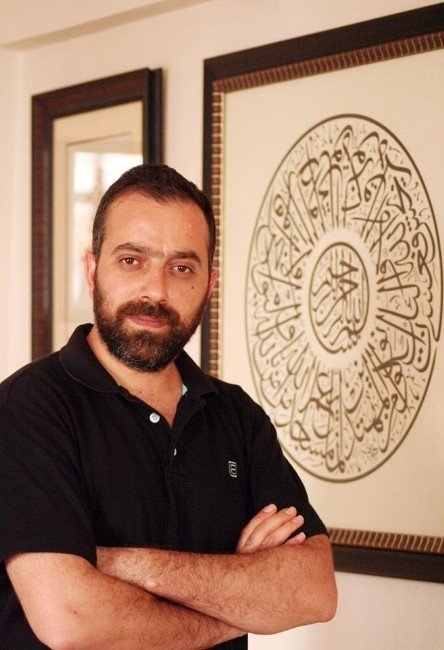 USTA HATTAT MUSTAFA CEMİL EFE, 18 MART ÇANAKKALE ZAFERİ'NİN 100. YILI İÇİN ÖZEL BİR ESER HAZIRLADI. SANATÇI, ESERİNİ MEHMET AKİF ERSOY'UN ÇANAKKALE ŞEHİTLERİ ŞİİRİNDEKİ ŞEHİTLERE NİDA BÖLÜMÜNDEN ESİNLENEREK YAZDIĞINI BELİRTTİ.
