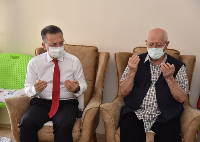 Vali Aksoy’dan şehit aileleri ve gazilere bayram ziyareti