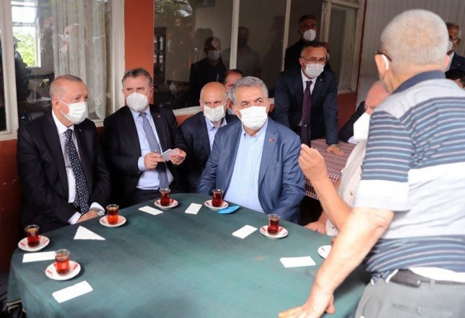 Vatandaşın davetini geri çevirmeyen Cumhurbaşkanı Erdoğan, kıraathanede çay içti