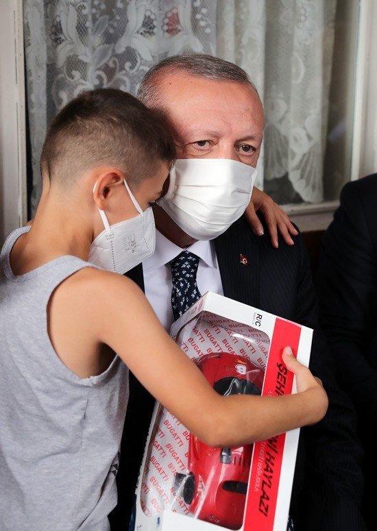 Vatandaşın davetini geri çevirmeyen Cumhurbaşkanı Erdoğan, kıraathanede çay içti