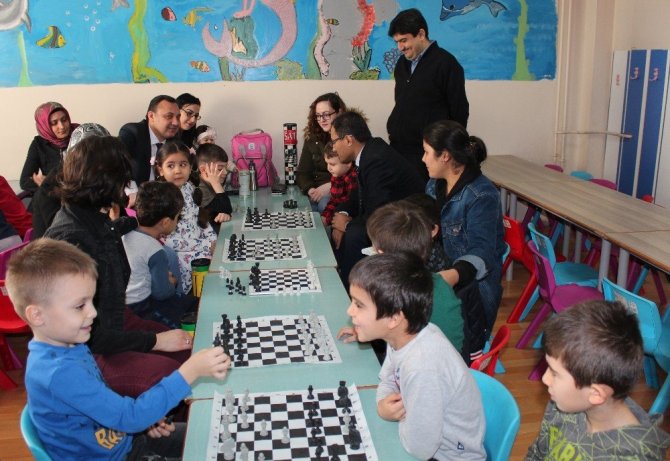 Velileriyle birlikte satranç öğreniyorlar