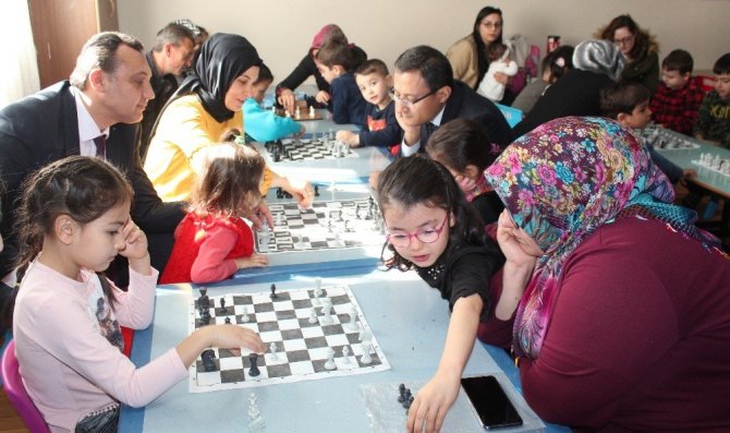 Velileriyle birlikte satranç öğreniyorlar