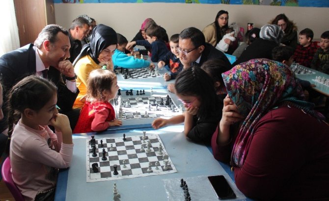 Velileriyle birlikte satranç öğreniyorlar