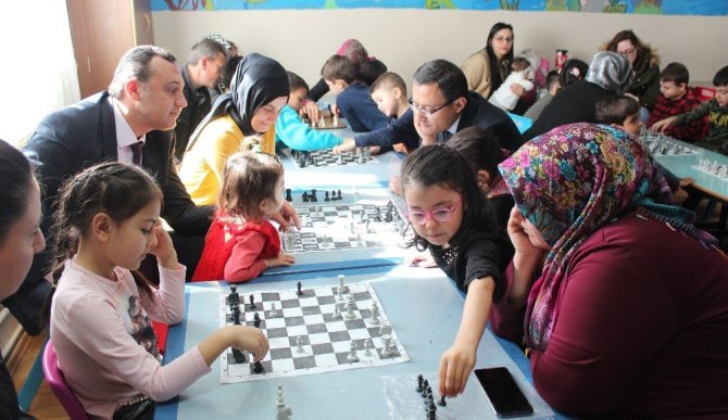 Velileriyle birlikte satranç öğreniyorlar
