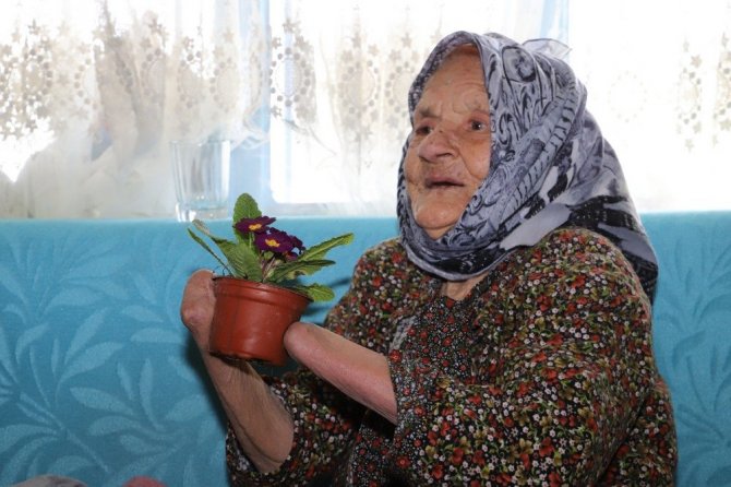Yaşlı kadın 72 yıl önce yaşadığı acıyı anlattı