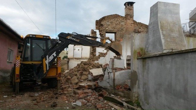 YILMAZKÖY MAHALLESİ'NDE YILLAR ÖNCE YAPILMIŞ ANCAK DEPREME DAYANIKSIZ VE ATIL DURUMDA OLAN BULUNAN CEM EVİ EFELER BELEDİYESİ FEN İŞLERİ MÜDÜRLÜĞÜ EKİPLERİNCE YIKILDI.