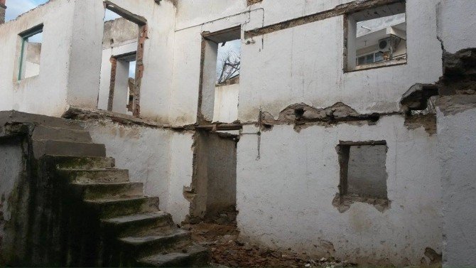 YILMAZKÖY MAHALLESİ'NDE YILLAR ÖNCE YAPILMIŞ ANCAK DEPREME DAYANIKSIZ VE ATIL DURUMDA OLAN BULUNAN CEM EVİ EFELER BELEDİYESİ FEN İŞLERİ MÜDÜRLÜĞÜ EKİPLERİNCE YIKILDI.