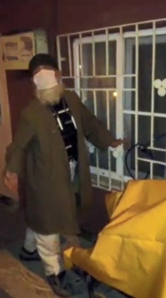Yolda kalan yaşlı ve engelli adamın imdadına emniyet güçleri yetişti