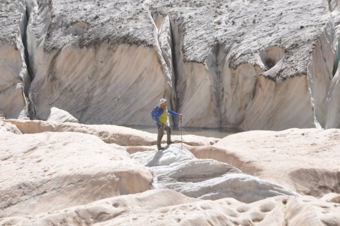 Yüksekova Cilo Dağlarındaki 20 bin yıllık buzullar görenleri büyülüyor