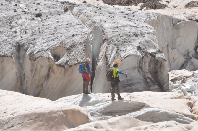 Yüksekova Cilo Dağlarındaki 20 bin yıllık buzullar görenleri büyülüyor
