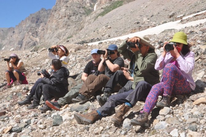 Yüksekova Cilo Dağlarındaki 20 bin yıllık buzullar görenleri büyülüyor