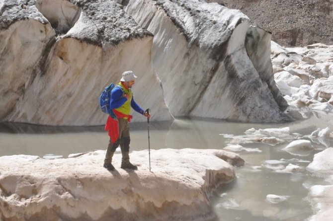 Yüksekova Cilo Dağlarındaki 20 bin yıllık buzullar görenleri büyülüyor
