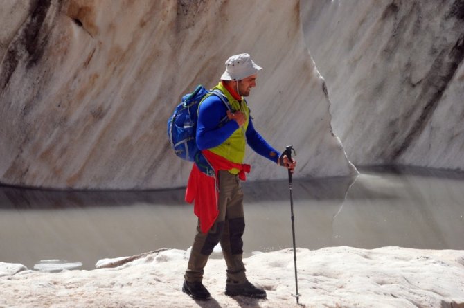 Yüksekova Cilo Dağlarındaki 20 bin yıllık buzullar görenleri büyülüyor