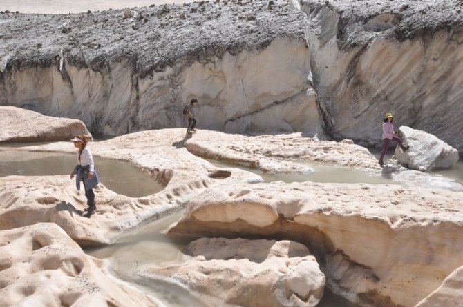 Yüksekova Cilo Dağlarındaki 20 bin yıllık buzullar görenleri büyülüyor