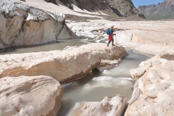 Yüksekova Cilo Dağlarındaki 20 bin yıllık buzullar görenleri büyülüyor