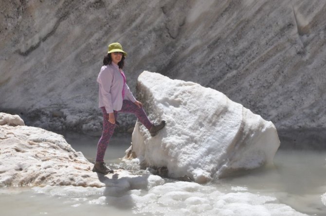Yüksekova Cilo Dağlarındaki 20 bin yıllık buzullar görenleri büyülüyor