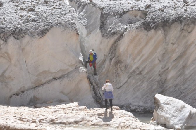 Yüksekova Cilo Dağlarındaki 20 bin yıllık buzullar görenleri büyülüyor