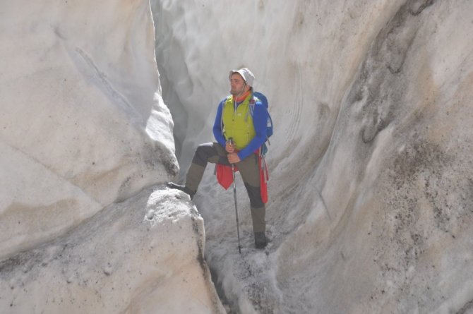 Yüksekova Cilo Dağlarındaki 20 bin yıllık buzullar görenleri büyülüyor