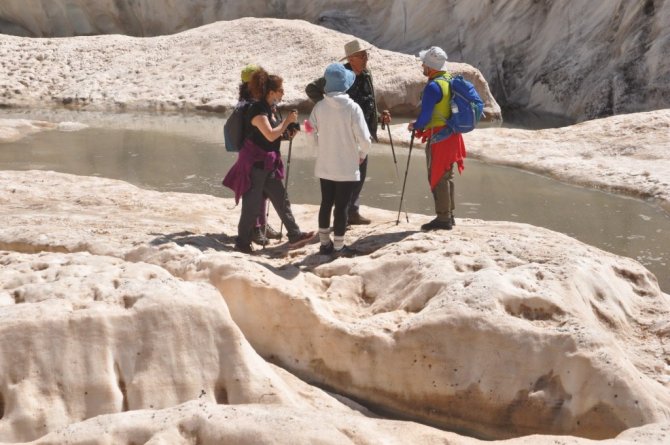 Yüksekova Cilo Dağlarındaki 20 bin yıllık buzullar görenleri büyülüyor