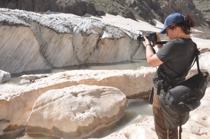 Yüksekova Cilo Dağlarındaki 20 bin yıllık buzullar görenleri büyülüyor
