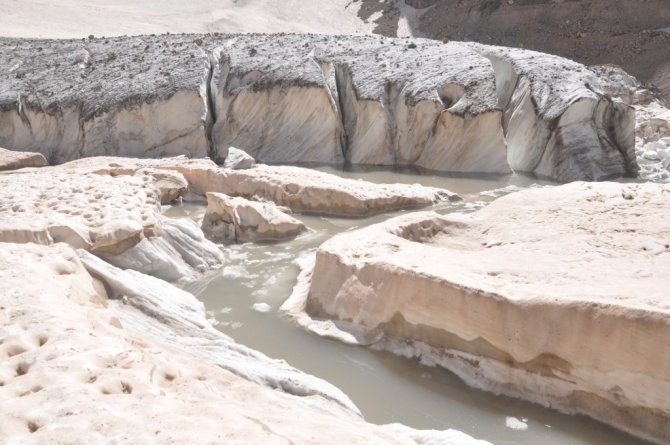 Yüksekova Cilo Dağlarındaki 20 bin yıllık buzullar görenleri büyülüyor