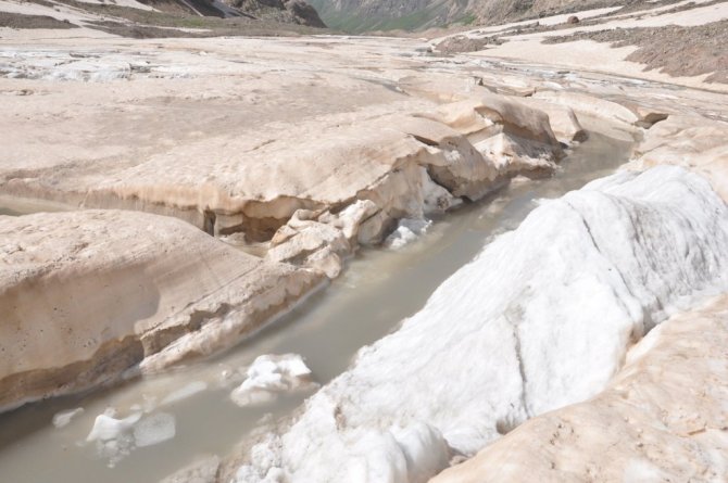 Yüksekova Cilo Dağlarındaki 20 bin yıllık buzullar görenleri büyülüyor