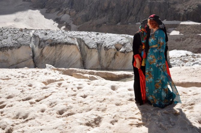Yüksekova Cilo Dağlarındaki 20 bin yıllık buzullar görenleri büyülüyor