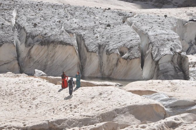 Yüksekova Cilo Dağlarındaki 20 bin yıllık buzullar görenleri büyülüyor