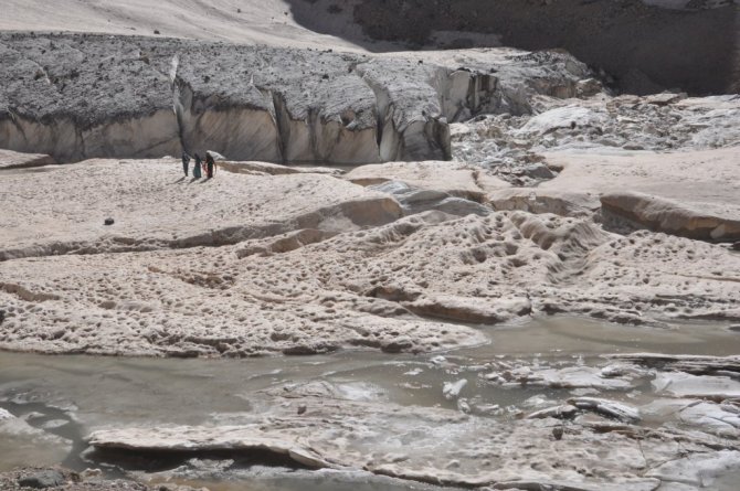 Yüksekova Cilo Dağlarındaki 20 bin yıllık buzullar görenleri büyülüyor