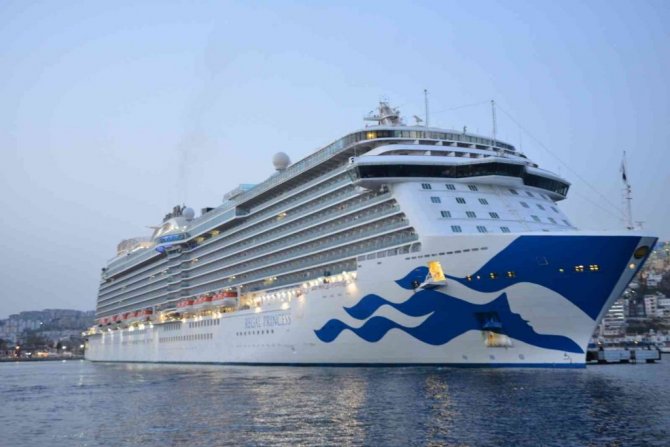 Yüzen şehir Kuşadası’nda