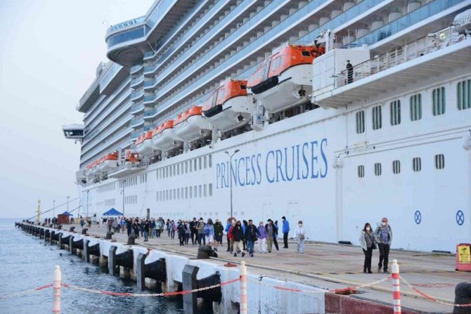 Yüzen şehir Kuşadası’nda