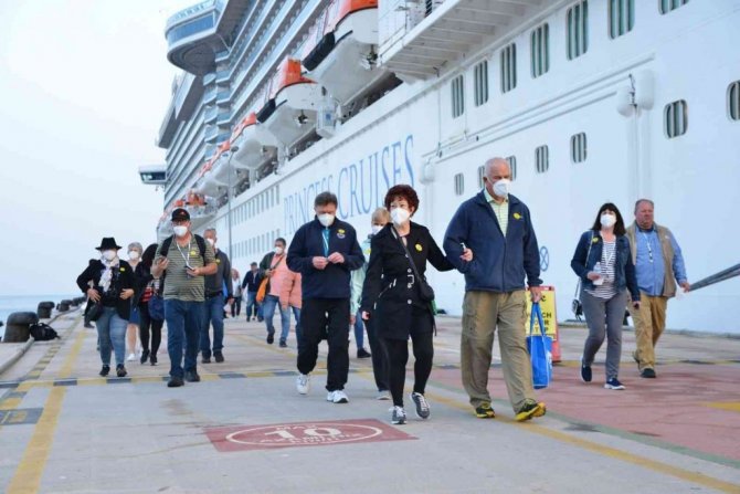 Yüzen şehir Kuşadası’nda